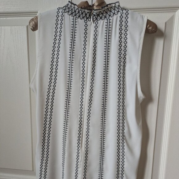 Sleeveless mockneck top WHBM - Picture 2 of 2